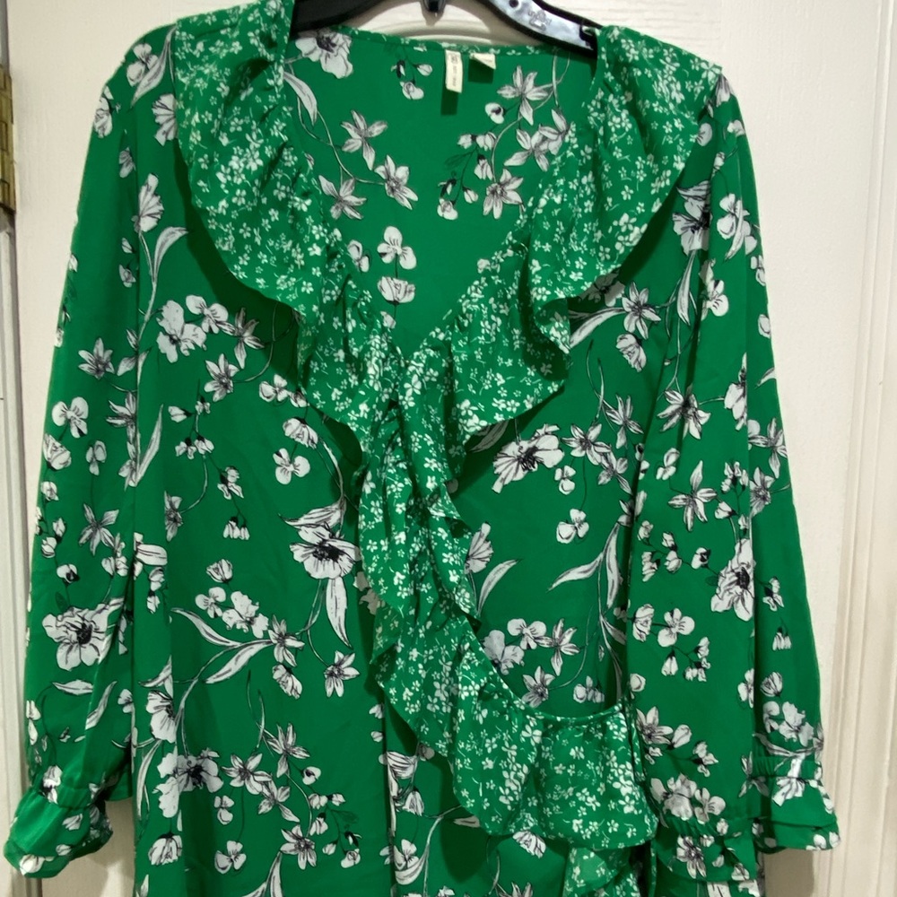Women’s size 18/20 blouse in excellent condition.